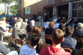 Perugia: La “Festa del lavoro e della solidarietà” per celebrare il secondo anniversario della nascita dell’Emporio “Divina Misericordia” nella zona industriale di San Sisto-Sant’Andrea delle Fratte. Il Report 2017 degli Empori promossi dalla Caritas diocesana con le comunità parrocchiali: aiutate  da 162 volontari 1.129 famiglie (3.870 persone) con 261 tonnellate di prodotti alimentari e per l’igiene