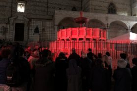 Perugia: La Fontana Maggiore in rosso per i martiri del Medio Oriente, in particolare della Siria. Il vescovo ausiliare mons. Paolo Giulietti: «Da 740 anni il monumento-simbolo interpreta  lo spirito della città, rendendosi questa sera interprete di un’attenzione  che Perugia ha sempre avuto verso il Medio Oriente»