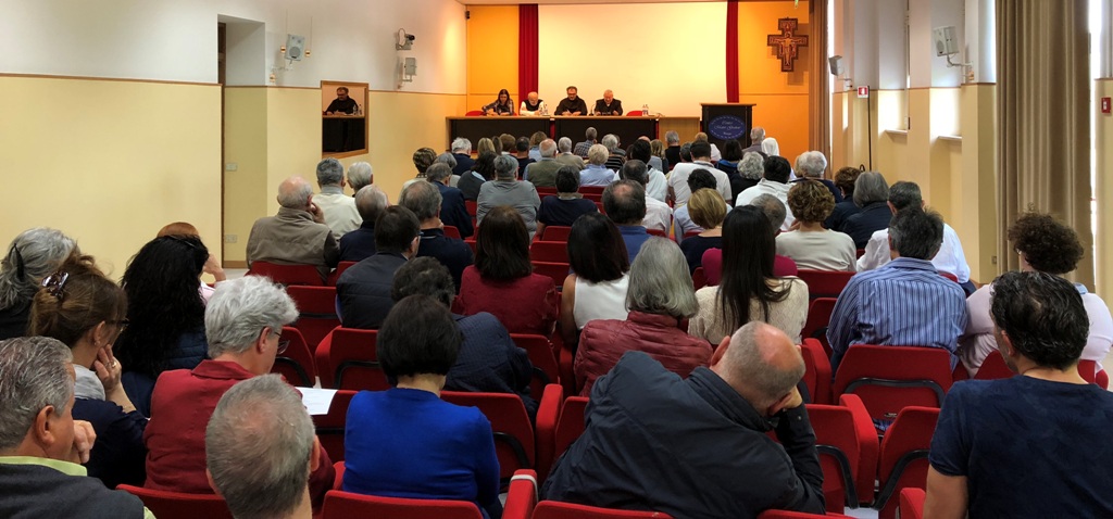 Perugia: Alla giornata di formazione per volontari il cardinale Bassetti ha auspicato «una Chiesa inclusiva ed accogliente, dalle porte aperte…, capace di andare incontro alle periferie del nostro mondo»