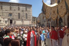 Perugia: La processione del Corpus Domini con le bande musicali. Si riprende un’antica tradizione. Il vescovo ausiliare mons. Paolo Giulietti: «un’opportunità per sottolineare sia il valore dell’esperienza bandistica, mettendo insieme persone di ogni età, che di crescita culturale  e di servizio alla comunità, mediante l’animazione di manifestazioni religiose e civili»