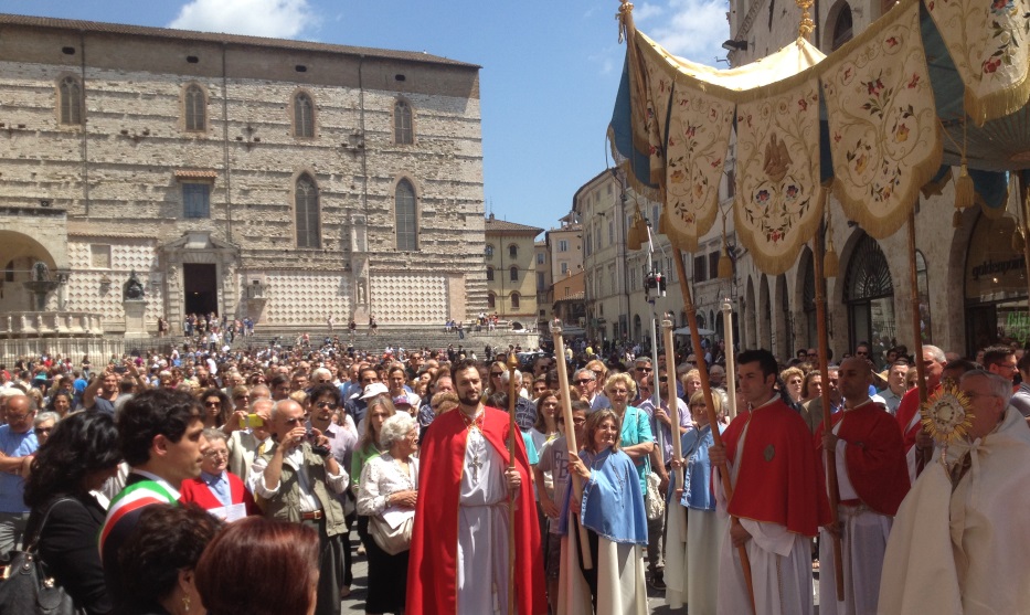 Perugia: La processione del Corpus Domini con le bande musicali. Si riprende un’antica tradizione. Il vescovo ausiliare mons. Paolo Giulietti: «un’opportunità per sottolineare sia il valore dell’esperienza bandistica, mettendo insieme persone di ogni età, che di crescita culturale e di servizio alla comunità, mediante l’animazione di manifestazioni religiose e civili»