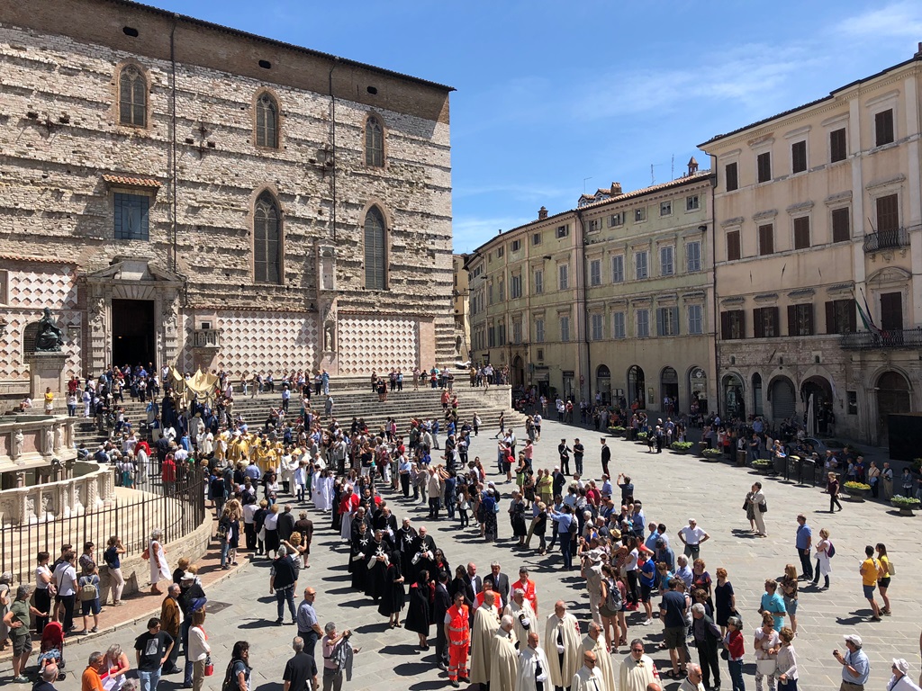 Perugia: Celebrata la solennità del Corpus Domini culminata con la storica e molto partecipata processione del Santissimo per la piazze e le vie principali della città