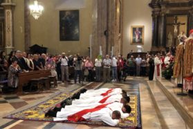 Perugia: Ordinati dal cardinale Bassetti, nella cattedrale di San Lorenzo, sei giovani sacerdoti, Federico Casini, Nicolò Gaggia, Augusto Martelli, Pietro Squarta, Giovanni Le Yang e Salvatore Mauro Reitano. Il porporato ai neo sacerdoti: «Incatenate al Vangelo la vostra vita»