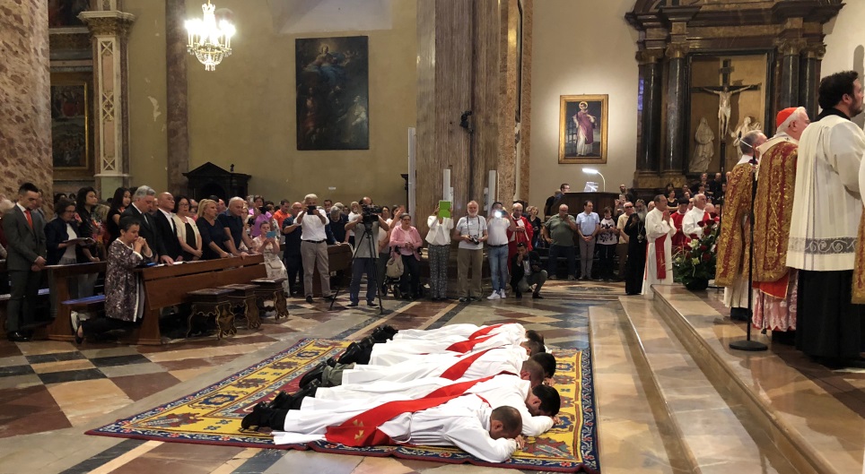 Perugia: Ordinati dal cardinale Bassetti, nella cattedrale di San Lorenzo, sei giovani sacerdoti, Federico Casini, Nicolò Gaggia, Augusto Martelli, Pietro Squarta, Giovanni Le Yang e Salvatore Mauro Reitano. Il porporato ai neo sacerdoti: «Incatenate al Vangelo la vostra vita»