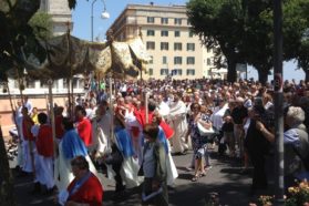 Perugia: La solennità del Corpus Domini con la storica processione per la piazze e le vie principali della città. Il cardinale Gualtiero Bassetti: «attraverso l’Eucaristia, nostro sostanzioso nutrimento spirituale, il Signore si fa nostro compagno di viaggio lungo il cammino della vita»