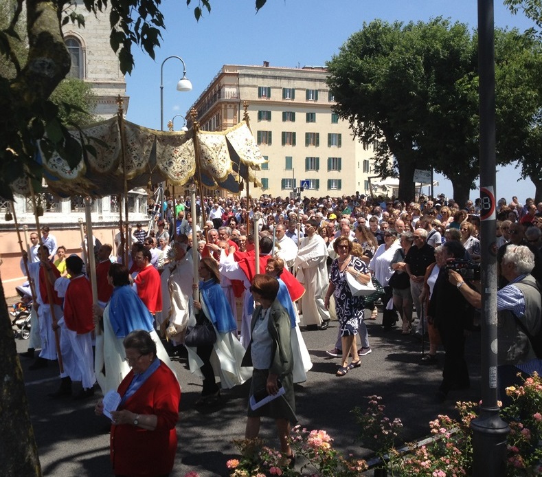 Perugia: La solennità del Corpus Domini con la storica processione per la piazze e le vie principali della città. Il cardinale Gualtiero Bassetti: «attraverso l’Eucaristia, nostro sostanzioso nutrimento spirituale, il Signore si fa nostro compagno di viaggio lungo il cammino della vita»