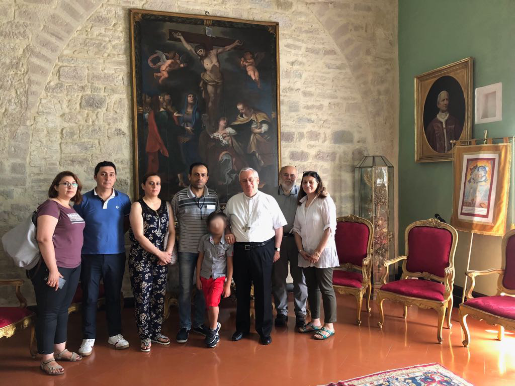 Perugia: Il cardinale Gualtiero Bassetti ha incontrato le due famiglie siriane assistite dalla Caritas diocesana, giunte in Italia attraverso il corridoio umanitario