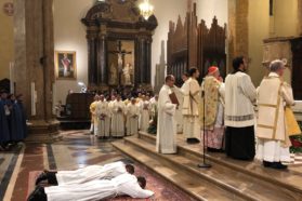 Perugia: Nella solennità della Madonna delle Grazie ordinati diaconi “transeunti” Giosuè Busti e Giordano Commodi dal cardinale Gualtiero Bassetti. Il porporato ai numerosi giovani presenti in cattedrale: «Non fate mai della vita il contenitore delle ansie e delle paure, perché bloccano e paralizzano… Guardate il volto bellissimo di Maria, la donna giovane, forte, coraggiosa e della fede incrollabile».