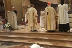 Perugia: Il cardinale Gualtiero Bassetti ha consacrato all’Ordo Virginum Tamara Di Girolamo nel giorno in cui la Chiesa celebra la Natività della Beata Vergine Maria. Il porporato: «Con la tua consacrazione sarai immagine della Chiesa sposa che contempla Cristo suo sposo rendendolo sempre più presente nel mondo»