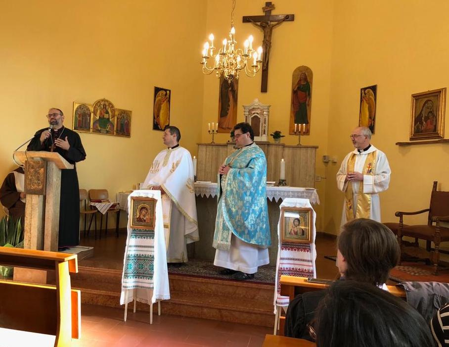 Perugia: Costituitasi ufficialmente la comunità di fedeli romeni di rito cattolico bizantino o greco con il suo cappellano padre Lucian Gheorge Cordis. Il vescovo ausiliare mons. Paolo Giulietti: «Una comunità che arricchisce la nostra Chiesa perché da oggi abbiamo i suoi “due polmoni”»