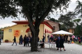 Perugia: Inaugurato l’“Oratorio diffuso” delle comunità parrocchiali di Castiglione della Valle, Mercatello, San Biagio della Valle, Spina e Villanova, dedicato al giovane Carlo Acutis proclamato venerabile da papa Francesco. Il parroco moderatore don Marco Merlini: «Un luogo di aggregazione, incontro e confronto per ragazzi e famiglie, con l’intento di valorizzare la funzione sociale,  educativa e formativa in ambito umano e cristiano»