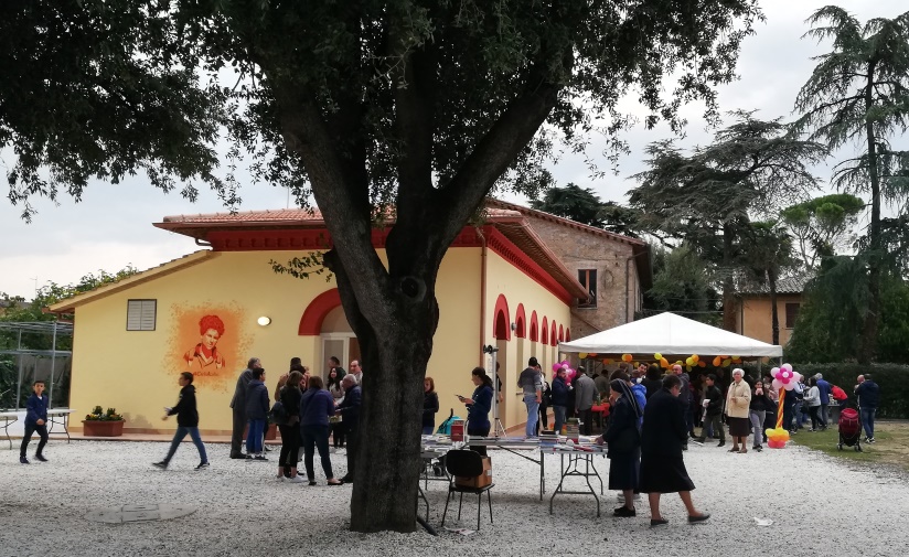 Perugia: Inaugurato l’“Oratorio diffuso” delle comunità parrocchiali di Castiglione della Valle, Mercatello, San Biagio della Valle, Spina e Villanova, dedicato al giovane Carlo Acutis proclamato venerabile da papa Francesco. Il parroco moderatore don Marco Merlini: «Un luogo di aggregazione, incontro e confronto per ragazzi e famiglie, con l’intento di valorizzare la funzione sociale, educativa e formativa in ambito umano e cristiano»