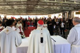 Perugia: Il cardinale Gualtiero Bassetti al Luna Park di Pian di Massiano,  celebrando l’Eucaristia sulla pista di un autoscontro. Durante la messa quattro ragazze  hanno ricevuto il sacramento della cresima e quattro bambine la prima comunione
