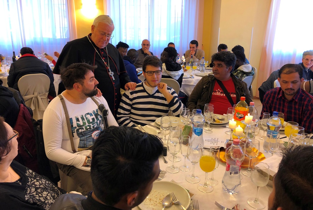 Perugia: Il tradizionale “Pranzo di Natale” offerto dal cardinale Gualtiero Bassetti agli ospiti Caritas. Il presule: «Il Signore benedica questa grande famiglia, che deve sentirsi a casa sua e nella gioia». Affrontati temi quali la lenta ricostruzione delle zone terremotate del Centro Italia e l’immigrazione