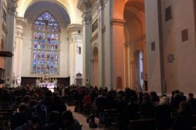 Perugia, Scuola media statale “San Paolo”: Celebrata la messa in preparazione al Natale. Donati  dagli alunni alimenti per il “Pranzo di Natale” offerto dal cardinale Bassetti a persone in difficoltà