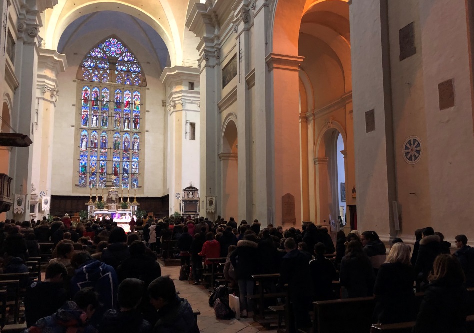 Perugia, Scuola media statale “San Paolo”: Celebrata la messa in preparazione al Natale. Donati dagli alunni alimenti per il “Pranzo di Natale” offerto dal cardinale Bassetti a persone in difficoltà