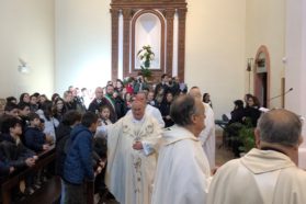 Perugia, Solennità dell’Immacolata Concezione: Inaugurato dal cardinale Gualtiero Bassetti l’“Oratorio Mosaico” a Villa di Magione. Il presule: «Il “Mosaico rappresenta un Chiesa in uscita, che va verso tutte le famiglie di buona volontà… L’educazione che noi diamo sarà sempre secondo il Vangelo e non ho mai sentito dire che il Vangelo abbia fatto male a qualcuno»