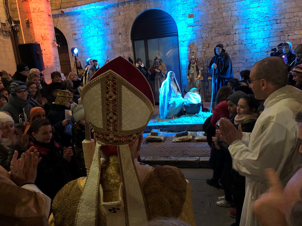 Perugia: In centinaia alla Sacra rappresentazione dell’arrivo dei magi in cattedrale. Il cardinale Bassetti ai numerosi ragazzi presenti: «Voler bene a tutti è la più grande vittoria della vita, amare e amare sempre»