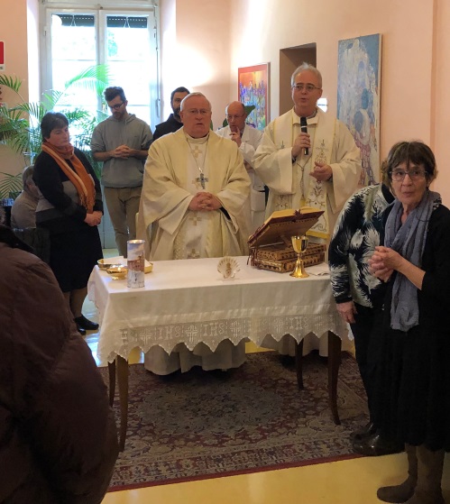 Perugia: Il cardinale Gualtiero Bassetti in visita al Centro residenziale di cure palliative “Hospice” dell’Usl 1 Umbria. Il porporato: «Una società che pretendesse di guardare al futuro senza sguardo materno sarebbe miope e basata solo su guadagno, interessi ed egoismi»