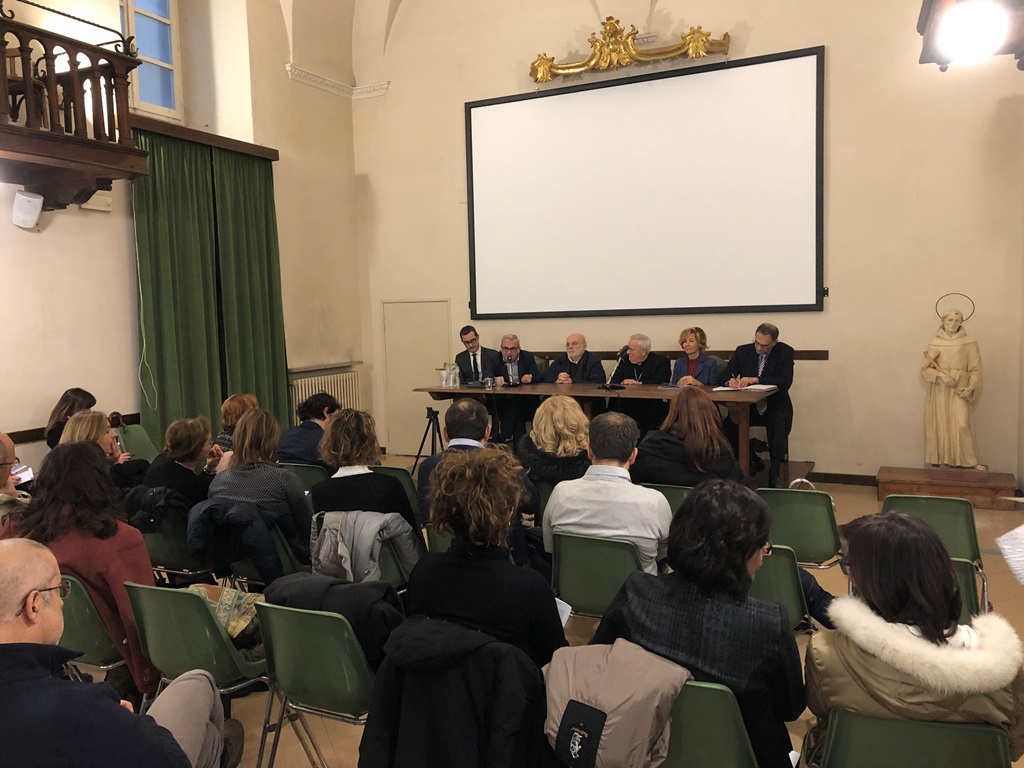 Perugia: Presentato il progetto Recupero Farmaci Validi (RFV) di Federfarma Umbria, Banco Farmaceutico, Intesa Sanpaolo rivolto alle persone in difficoltà che si rivolgono alla Caritas ed altri organismi socio-assistenziali e del volontariato. Il plauso del cardinale Gualtiero Bassetti «a questa idea innovativa e molto originale, un progetto aperto al sociale e alla carità»