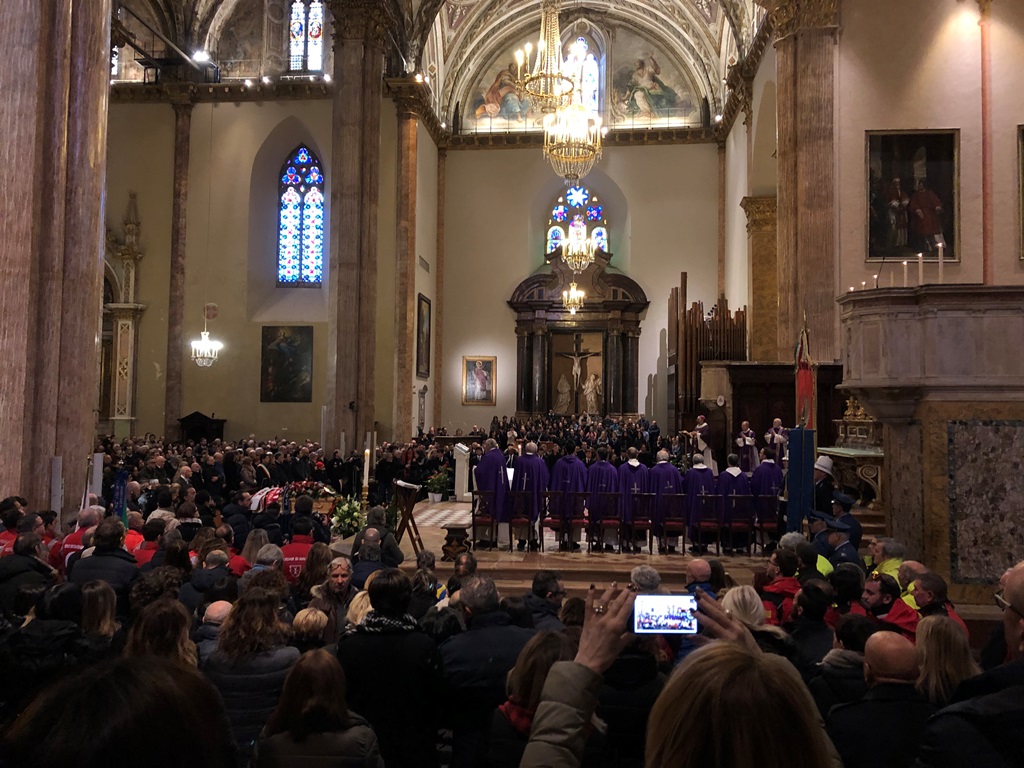 Perugia: Celebrate in cattedrale le esequie di Leonardo Cenci presiedute da mons. Paolo Giulietti. Il presule nell’omelia: «La vita di Leonardo è un messaggio evangelico…», perché «ha avuto la capacità di abbracciare la vita e di dire sì alla vita per quello che è»