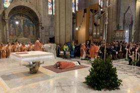Nella cattedrale di Arezzo mons. Marco Salvi ordinato vescovo ausiliare di Perugia-Città della Pieve. Il cardinale Gualtiero Bassetti al neo presule: ««sii un Vescovo di riconciliazione, che porta non divisione ma unità, con la coscienza della grande diaconia che ti è affidata»