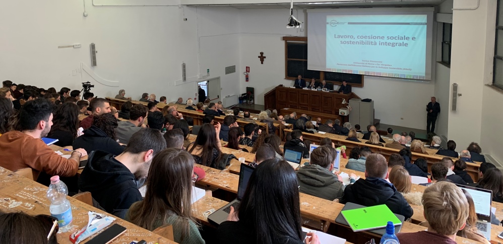 Anche in Umbria si discute di “Lavoro, coesione sociale, sostenibilità integrale”. Molto partecipato il convegno promosso dall’Istituto “Conestabile-Piastrelli”. Il messaggio del cardinale Gualtiero Bassetti e il contributo del professor Enrico Giovannini, già ministro del Lavoro e per alcuni anni presidente dell’Istat