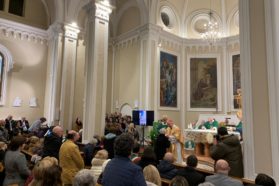 Perugia: Riaperta al culto la chiesa “leonina” San Pietro Apostolo in Chiugiana di Corciano. Il cardinale arcivescovo Gualtiero Bassetti, presidente della Cei: «L’Italia e gli italiani fragili, ma sostenuti, puntellati dai nostri parroci e dai nostri sindaci»