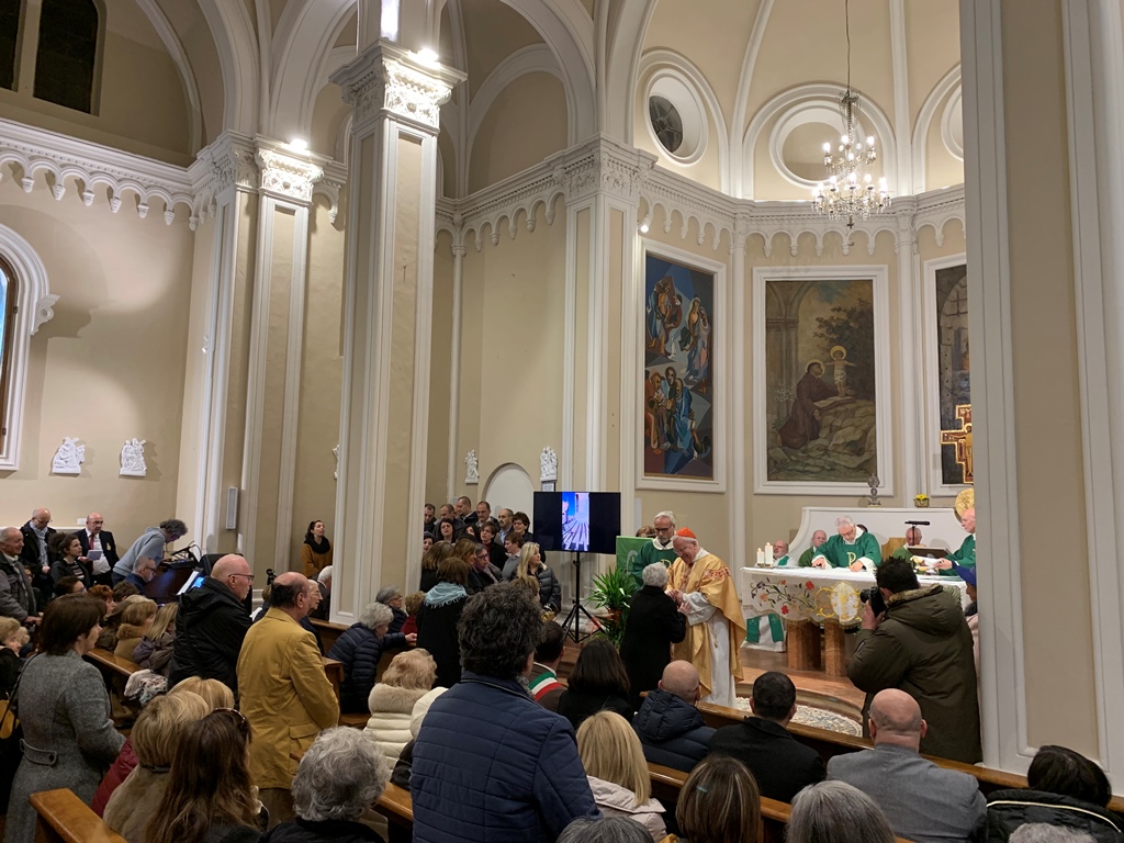Perugia: Riaperta al culto la chiesa “leonina” San Pietro Apostolo in Chiugiana di Corciano. Il cardinale arcivescovo Gualtiero Bassetti, presidente della Cei: «L’Italia e gli italiani fragili, ma sostenuti, puntellati dai nostri parroci e dai nostri sindaci»