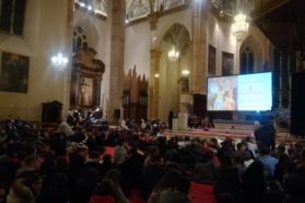 Molto partecipata la Veglia di preghiera diocesana quaresimale in cattedrale promossa  dalla Pastorale giovanile. Il cardinale Gualtiero Bassetti a giovani e adulti: «Non chiudiamoci nei nostri sepolcri… La Pasqua è il trionfo della vita, del bene sul male. Voi credete in questo successo?»