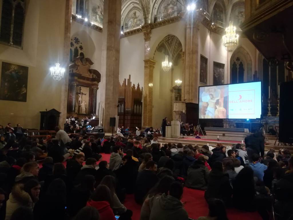 Molto partecipata la Veglia di preghiera diocesana quaresimale in cattedrale promossa dalla Pastorale giovanile. Il cardinale Gualtiero Bassetti a giovani e adulti: «Non chiudiamoci nei nostri sepolcri… La Pasqua è il trionfo della vita, del bene sul male. Voi credete in questo successo?»