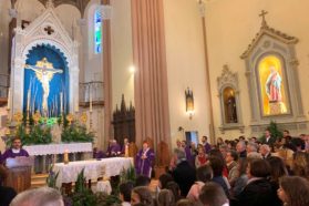 Riaperta al culto la chiesa “leonina” San Giovanni Battista di Pila con una moltitudine  di fedeli nel giorno del decimo anniversario del terremoto di L’Aquila. Il cardinale Bassetti:  «La Chiesa è il popolo santo di Dio redenta e lavata dal sangue di Cristo.  E’ questo il nostro vanto di cristiani, è questo il fondamento della nostra fede»