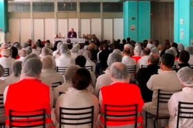 Il cardinale Gualtiero Bassetti in visita a diverse realtà produttive per celebrare la S. Pasqua con maestranze e dirigenze aziendali. Parole di gratitudine per i 1.200 giovani protagonisti della “Raccoltissima” a favore degli Empori Caritas per famiglie in difficoltà per mancanza di lavoro