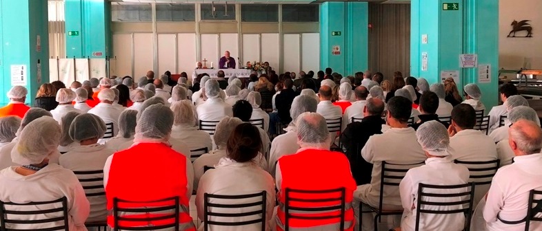 Il cardinale Gualtiero Bassetti in visita a diverse realtà produttive per celebrare la S. Pasqua con maestranze e dirigenze aziendali. Parole di gratitudine per i 1.200 giovani protagonisti della “Raccoltissima” a favore degli Empori Caritas per famiglie in difficoltà per mancanza di lavoro