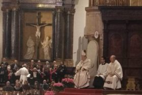 Pasqua di Risurrezione del Signore in una gremita cattedrale di San Lorenzo. L’omelia-messaggio augurale del presule: «E’ questa la bella notizia, in tanti credete che Cristo è risorto…  Noi cristiani crediamo nel trionfo della vita, iniziato dal sepolcro vuoto». Il pensiero del presidente della Cei ai tanti martiri e perseguitati cristiani di oggi,  in primis quelli di Colombo in Ski Lanka