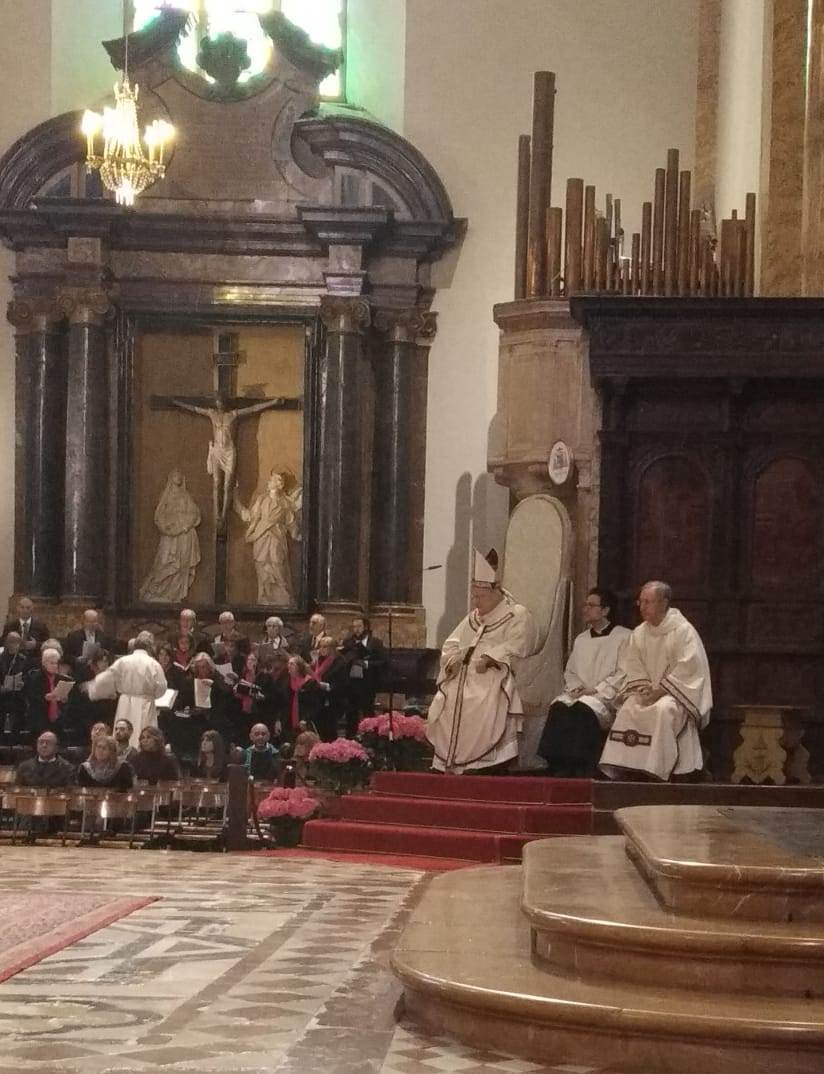 Pasqua di Risurrezione del Signore in una gremita cattedrale di San Lorenzo. L’omelia-messaggio augurale del presule: «E’ questa la bella notizia, in tanti credete che Cristo è risorto… Noi cristiani crediamo nel trionfo della vita, iniziato dal sepolcro vuoto». Il pensiero del presidente della Cei ai tanti martiri e perseguitati cristiani di oggi, in primis quelli di Colombo in Ski Lanka