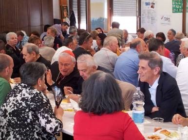 Il “Pranzo della Misericordia” offerto ad anziani, persone sole e famiglie in gravi difficoltà