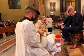 Celebrata dal cardinale Gualtiero Bassetti la Coena Domini compiendo il gesto della Lavanda dei piedi a giovani, lavoratori e profughi integrati. Il presule: «L’Eucaristia diventa come un vulcano dentro di noi, una sorgente di fuoco che ci spinge ad amare gli altri»