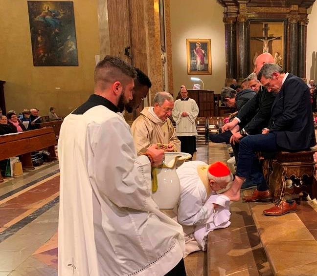 Celebrata dal cardinale Gualtiero Bassetti la Coena Domini compiendo il gesto della Lavanda dei piedi a giovani, lavoratori e profughi integrati. Il presule: «L’Eucaristia diventa come un vulcano dentro di noi, una sorgente di fuoco che ci spinge ad amare gli altri»