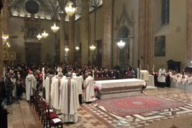 S. Messa della Veglia di Pasqua. L’omelia del cardinale Gualtiero Bassetti. «Ci vuol coraggio a credere in Cristo. Ci vuol coraggio a dirsi cristiani, oggi.  Ci vuol coraggio a testimoniare la fede in questa società: coscienza e coraggio!»