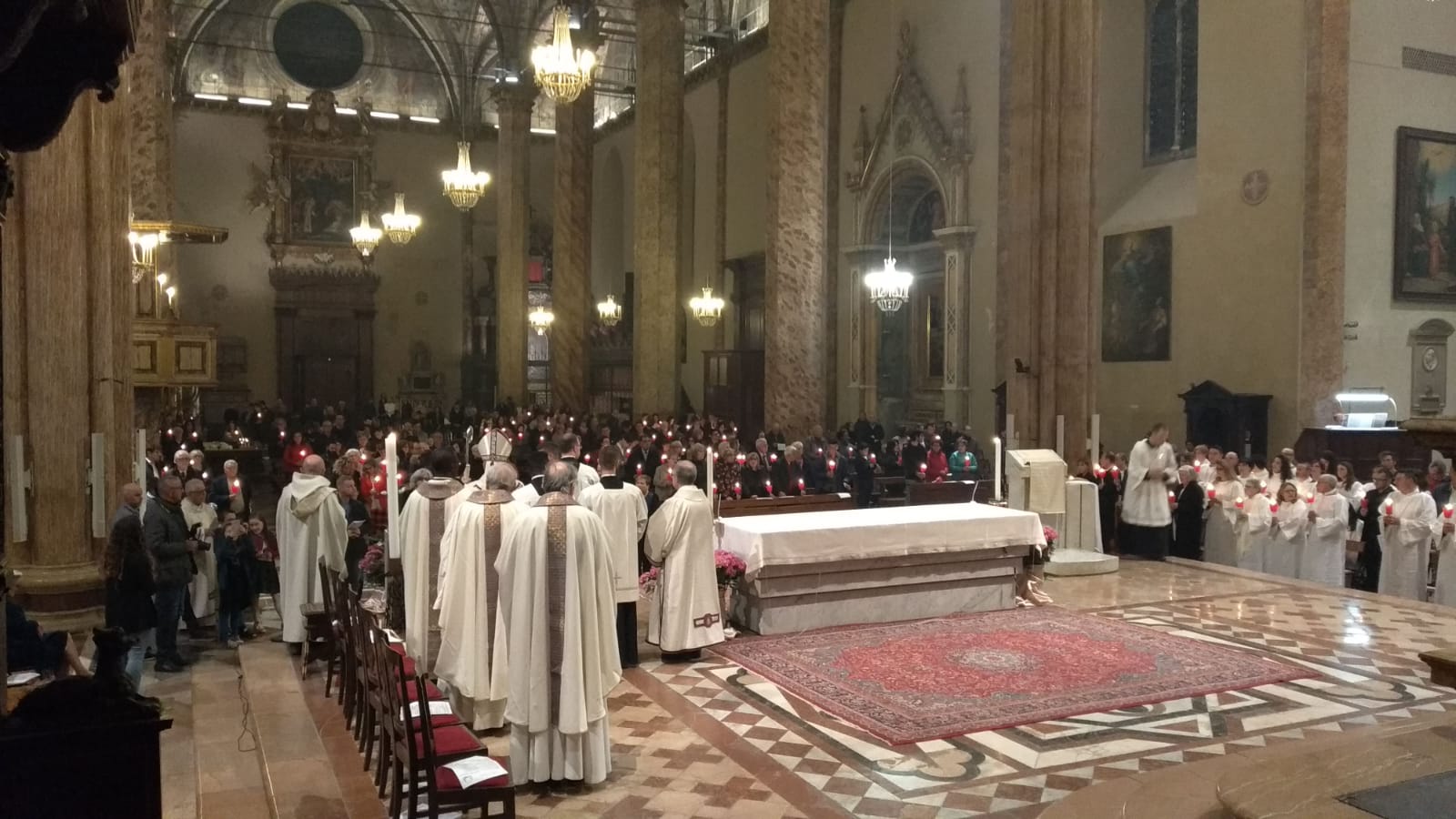 S. Messa della Veglia di Pasqua. L’omelia del cardinale Gualtiero Bassetti. «Ci vuol coraggio a credere in Cristo. Ci vuol coraggio a dirsi cristiani, oggi. Ci vuol coraggio a testimoniare la fede in questa società: coscienza e coraggio!»