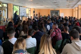 Il cardinale Bassetti ha incontrato oltre 200 giovani allievi dei Centri di formazione professionale “Don Bosco” alla festa interreligiosa promossa dall’Istituto Salesiano.  Il presule ai futuri lavoratori: «Il lavoro produce la pace»