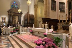 La solenne celebrazione eucaristica presieduta dal cardinale Gualtiero Bassetti di saluto dell’arcivescovo eletto di Lucca mons. Paolo Giulietti e di accoglienza-benvenuto del nuovo vescovo ausiliare mons. Marco Salvi. Il porporato ai due presuli: « Il potere nella Chiesa e di noi vescovi è un servizio e, soprattutto, è la custodia del gregge di Dio che Lui stesso ci affida»