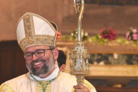 L’arcivescovo mons. Paolo Giulietti accolto con grande calore nella “sua” Lucca. «La felicità del perugino sta nei frutti della pianta»