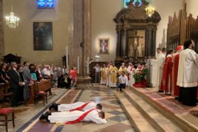 Ordinati presbiteri don Giosuè Busti e don Giordano Commodi dal cardinale Bassetti. Il porporato ai due nuovi sacerdoti: «Gridare il Vangelo con la vita» e a tutti i presbiteri: «La gente si aspetta preti innamorati di Cristo…»