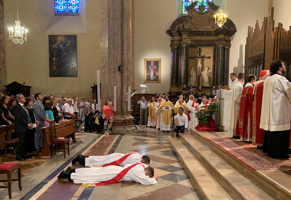 Ordinati presbiteri don Giosuè Busti e don Giordano Commodi dal cardinale Bassetti. Il porporato ai due nuovi sacerdoti: «Gridare il Vangelo con la vita» e a tutti i presbiteri: «La gente si aspetta preti innamorati di Cristo…»