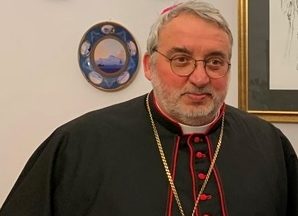 La celebrazione eucaristica della Veglia di Pentecoste in cattedrale presieduta dal vescovo ausiliare mons. Marco Salvi. Il presule: «Lo Spirito Santo accende e infiamma la preghiera della Chiesa e viene in soccorso alla sua debolezza»