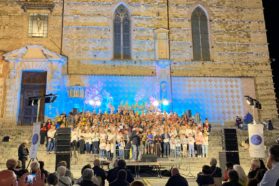 Concluso il 7° Meeting della salute con il concerto in piazza IV Novembre di 350 coristi  dei cori delle Zone pastorali insieme a fra’ Alessandro Brustenghi. Il cardinale Gualtiero Bassetti: «Questo evento testimonia come siamo diventati Chiesa in uscita»