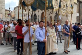 Celebrata la solennità del Corpus Domini. Il cardinale Gualtiero Bassetti:  «Il Signore vuole essere riconosciuto anche in ciascuno dei suoi fratelli, soprattutto di quelli chiamati ultimi e “scarti”». Ricordato il sacrificio del sindaco di Rocca di Papa Emanuele Crestini,  «un uomo che ha sentito il profondo dovere di proteggere la vita degli altri»