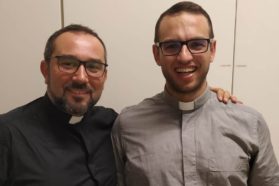 La Chiesa diocesana avrà due nuovi sacerdoti, Giosuè Busti e Giordano Commodi,  che saranno ordinati presbiteri dal cardinale Bassetti il 29 giugno nella cattedrale di San Lorenzo.  I futuri sacerdoti: «Restituiamo gratuitamente tutto ciò che gratuitamente avevamo ricevuto»
